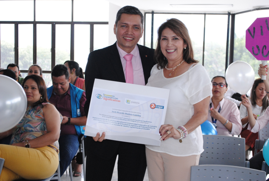 Profesor Jhon Ricardo Madero, Ganador del Segundo puesto a Nivel Nacional y Olga patricia Sánchez Rubio, Directora Campus Neiva